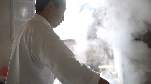 匠人匠心,薪火相传,老艺人坚守半辈子诠释“瞎擀”@野食小哥